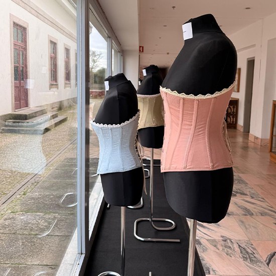 Exposição de Figurinos: Corseterie - Espartilhos, réplicas executadas a partir de modelos de 1890